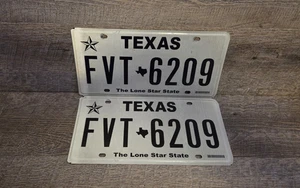 Set aus zwei (2) Texas abgelaufenen Nummernschildern "FVT 6209" The Lone Star State - Bild 1 von 6