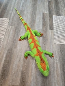 Peluche de iguana de cuento de tigre 60" más peluche lagarto reptil juguete dañado - Imagen 1 de 15