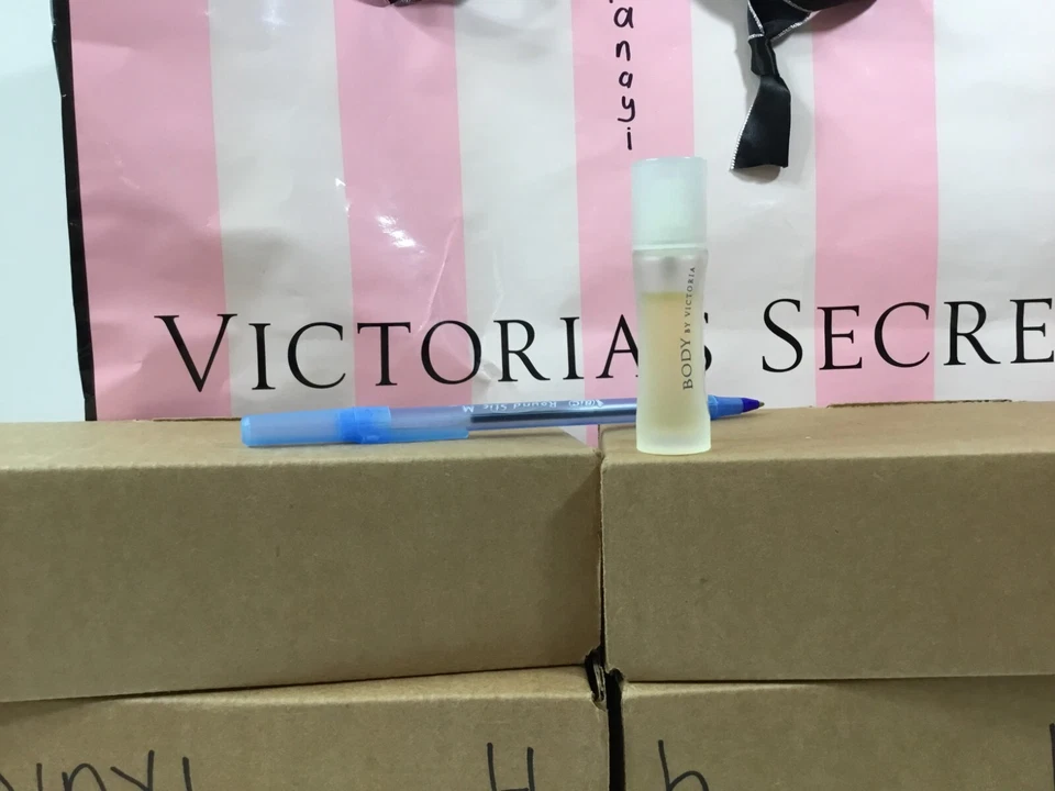 维多利亚的秘密身体 维多利亚 EDP 0.25 盎司香水旅行迷你 - 请参阅 DESC V1 — 第 1/1 张图片