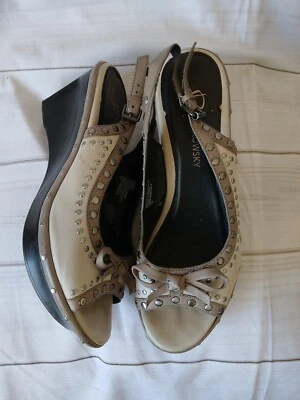 B Makowsky BM Sami Para Mujer 7M Cuero Marfil Profundo/Marrón Punta abierta Eslinga Cuña Trasera Foto 1 de 4