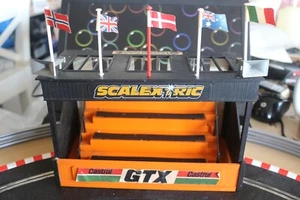 Scalextric C705 Tribüne, super Zustand, nur 1 Lautsprecher fehlt - Bild 1 von 2