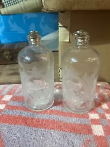 2 barattoli, bottiglie farmacia vintage anni 70 incisi, design vittoriano floreale - Foto 1 di 5