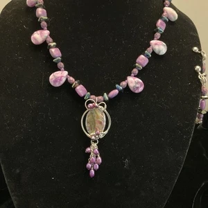 LILA GLASPERLEN HALSKETTE UND CLIP OHRRINGE ABALONE ANHÄNGER - Bild 1 von 5