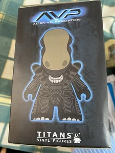 Titan's Vinyl AVP Figure Lootcrate - Alien vs Predator In original box - Picture 1 of 4