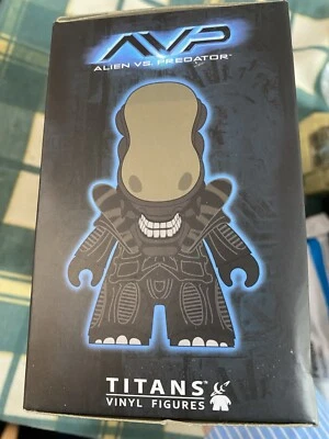 Titan's Vinyl AVP Figure Lootcrate - Alien vs Predator In original box - Image 1 of 4
