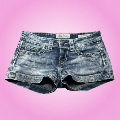 Mini pantalones cortos de mezclilla desgastados de viaje de día lavado ligero tiro bajo Y2K Foto 1 de 4