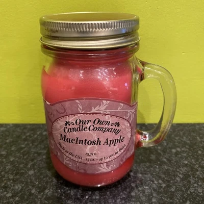 Vela perfumada de manzana MacIntosh en tarro de masón de 13 oz de Our Own Candle Company Foto 1 de 4