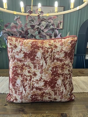 Almohada Estampada Árbol Abstracto 24"x24" con Refuerzo Borgoña - NUEVA Foto 1 de 4