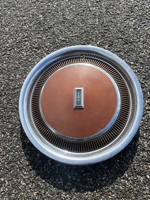 One 1978 to 1986 Oldsmobile Cutlass 14 inch hubcap wheel cover brown paint Foto 1 de 4