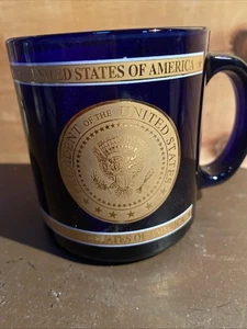 Das Weiße Haus Souvenir Glas Becher Kobaltblau und Gold - Bild 1 von 9
