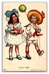 Vintage 1907 Junge mit grünem Ballon Mädchen mit Puppe "Spielzeit" Cartoon Postkarte - Bild 1 von 2