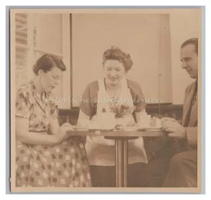 Im Café bei Kaffee und Kuchen - Kellnerin Beruf Frauen & Mann - Altes Foto - Picture 1 of 2