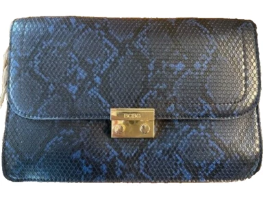 Bolso de hombro BCBG azul y negro con patrón de piel de serpiente de pitón herrajes en tono dorado  Foto 1 de 4