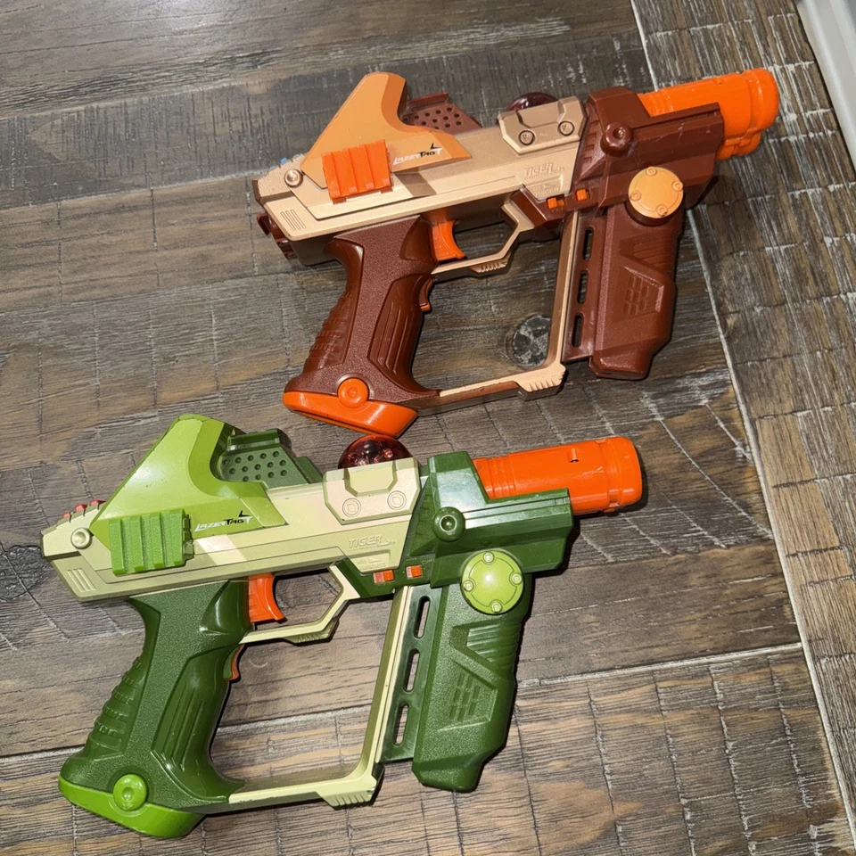 Lazer Tag Team Ops Tiger Electronics duas armas verdes SUBSTITUIÇÃO - sem acessórios - Imagem 1 de 4