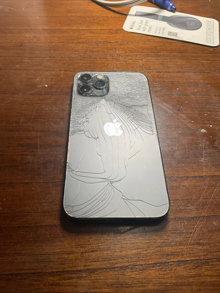 Cámara trasera agrietada iPhone 12 Pro se enciende solo para piezas + funda Foto 1 de 4