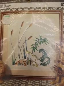 Kit de bordado de Colección Mid Century Frog Cattails Pond Lake 11x14 Picture Crewel - Imagen 1 de 3