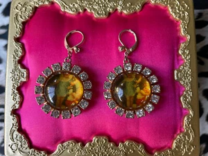 Betsey Johnson Vintage Think Of Me Victorian Cherub Angel Cameo Lucite Earrings - Bild 1 von 3