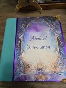 Einzigartiges, handgefertigtes Journal für medizinische Informationen in Aqua und Lila.   - Bild 1 von 9