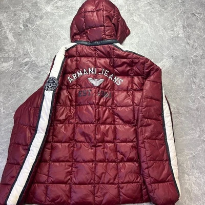 Chaqueta de plumón acolchada Armani 2 vías Burdeos Japón 3XL parche con capucha extraíble Foto 1 de 4