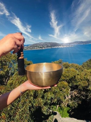 13.5 cm Hand-Beaten Bronze Singing Bowl – Deep, Resonant Sound with Rich Overton - Photo 1/4