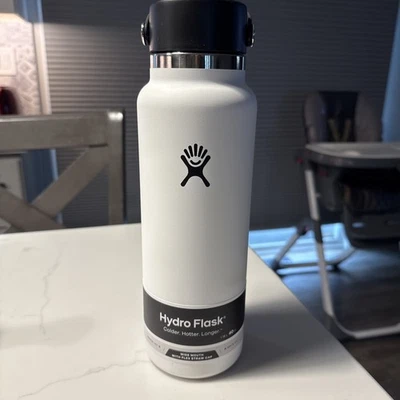 Botella de agua Hydro Flask blanca de 40 oz de acero inoxidable boca ancha con tapa de pajita Foto 1 de 4