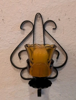 Apliques de pared de hierro negro de colección con taza votiva de tulipán ámbar y vela de vainilla 9" x 6" Foto 1 de 4