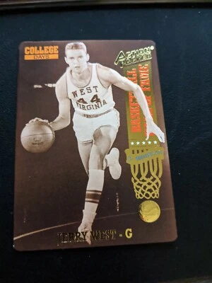 Prototipo raro lleno de acción 1992-93 SP troquelado College Days Jerry West Salón de la fama  Foto 1 de 2
