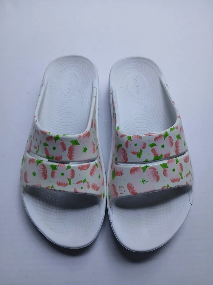 Сандалии OOFOS OOahh ограниченный выпуск цвет вишни белый цветочный узор восстановление 11 - Изображение 1 из 4