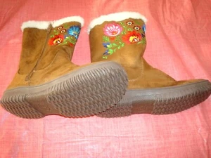 Ladies Embroidered Cozy Boot Chestnut /Floral Size 7 Roebuck & Co - Picture 1 of 4