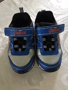 Marvel Avengers blau/grau leuchtende Turnschuhe Kind Jungen Größe 8. - Bild 1 von 5