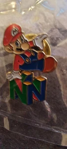 SUPER MARIO N64 Original Nintendo Pin Badge Anstecker NEU 2018 Merchendise - Bild 1 von 3