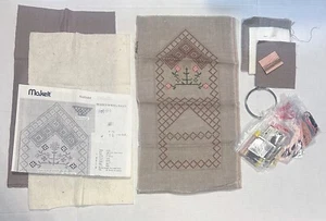 Diseño de cofre de costura con cuentas bolsa de costura hilo contado y lino kit iniciado - Imagen 1 de 7