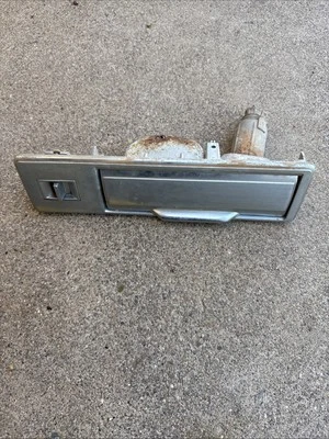 Cadillac Sedán Deville 1969 cenicero puerta trasera izquierda, interruptor de ventana y encendedor Foto 1 de 4