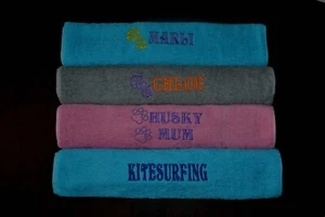 BESTICKTES NAMENHANDTUCH PERSONALISIERTES GESCHENK GESCHENK KLETTERN KITE SURFEN KAJAK - Bild 1 von 1