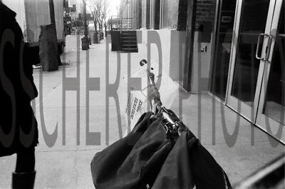 Impresión fotográfica original en blanco y negro sobre lienzo; USPS, 2021; NYC; sin marcas de agua Foto 1 de 2