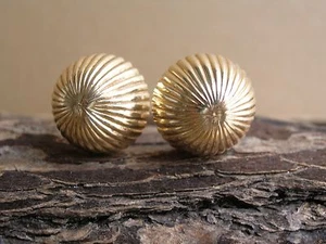 Pendientes de clip vintage Estate14k oro amarillo liso cúpula acanalada sin perforar - Imagen 1 de 9