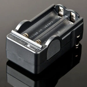 Wiederaufladbare 3,7 V Taschenlampe Li-Ionen Batterien Ladegerät für Akku UK Stecker 2 Steckplätze - Bild 1 von 5