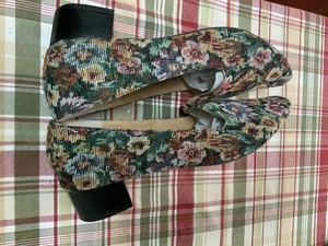 	Me Too Größe 11M rot/blau/grün/weiß Paisleymuster 1-1/4" niedriger Absatz elegante Schuhe  - Bild 1 von 9