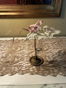 Vintage Petite Choses Metall Schleife, Spitze Kragen Knospe Vase Messing Halter 7 1/4" hoch - Bild 1 von 11