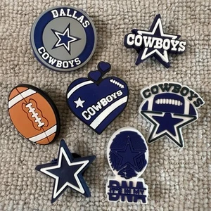 🔥 NUEVO Crocs Zapatos Dijes Paquete de 7 Dallas Cowboys NFL Dak Prescott Casco Fanático! - Imagen 1 de 12
