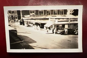 c1940’s Honolulu Street Scene, Sidnets Sign Black & White Photograph - Bild 1 von 2