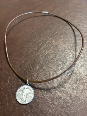 Collar de cuarto de plata Standing Liberty 1928 con cordón de cuero marrón Foto 1 de 4