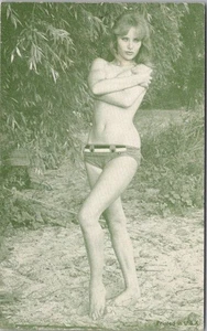 Vintage 1960s PIN-UP GIRL Arcade / Mutoscope Card Topless Brunette on the Beach - Picture 1 of 2