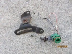 1993 Suzuki Sidekick 8v upper alternator brackets & electric connector plug. - Bild 1 von 4