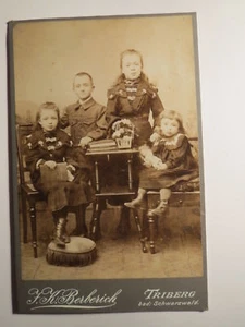 Triberg - 4 Kinder - Junge & 3 Mädchen - Puppe Bücher - Kulisse / KAB - Picture 1 of 1