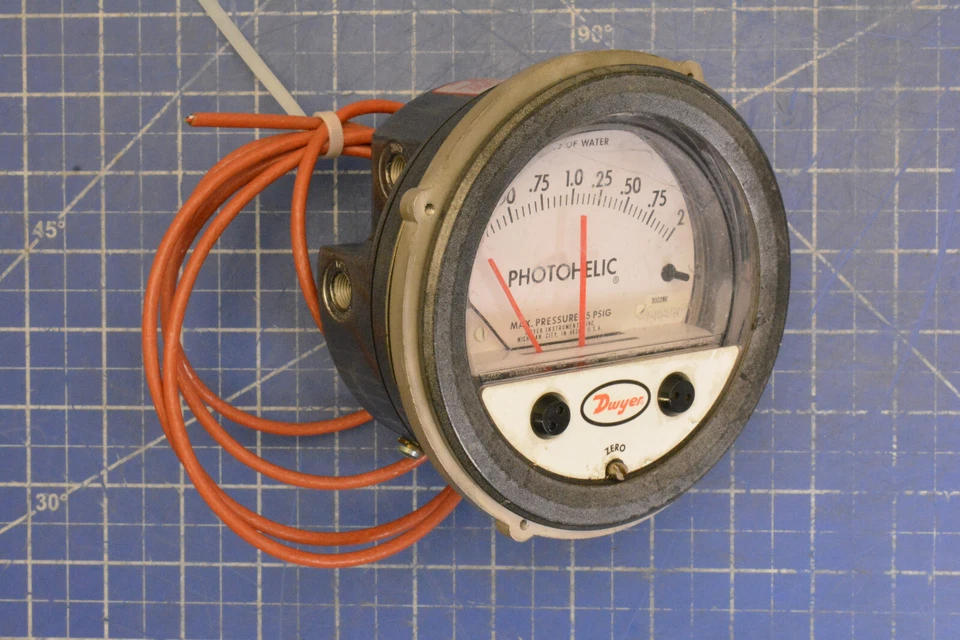3000MR / DWYER PHOTOHELIC PRESSURE SWITCH-GAGE, 0-0.5IN. MINOR DIVISIONS / DWYER - Image 1 of 4