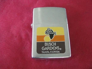 Accendino Zippo 1982 Pubblicità Il Continente Oscuro, Busch Gardens, Tampa, Florida - Foto 1 di 5