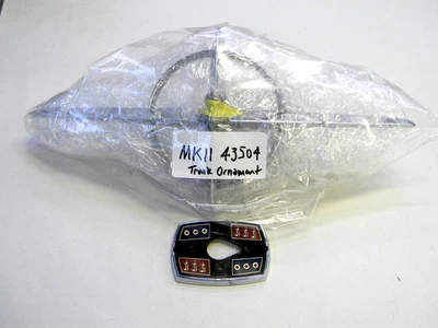 1956/1957 Lincoln Continental Mark II Trunk Handle & Medallion Foto 1 de 4