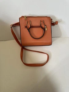 Hellorange strukturierte Umhängetasche Handtasche mit goldfarbenen Beschlägen - Bild 1 von 7