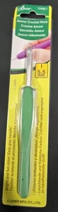 Clover Amour Crochet Hook, Easy Grip Elastomer Handle, Green 5.5mm #1048/I - Picture 1 of 6